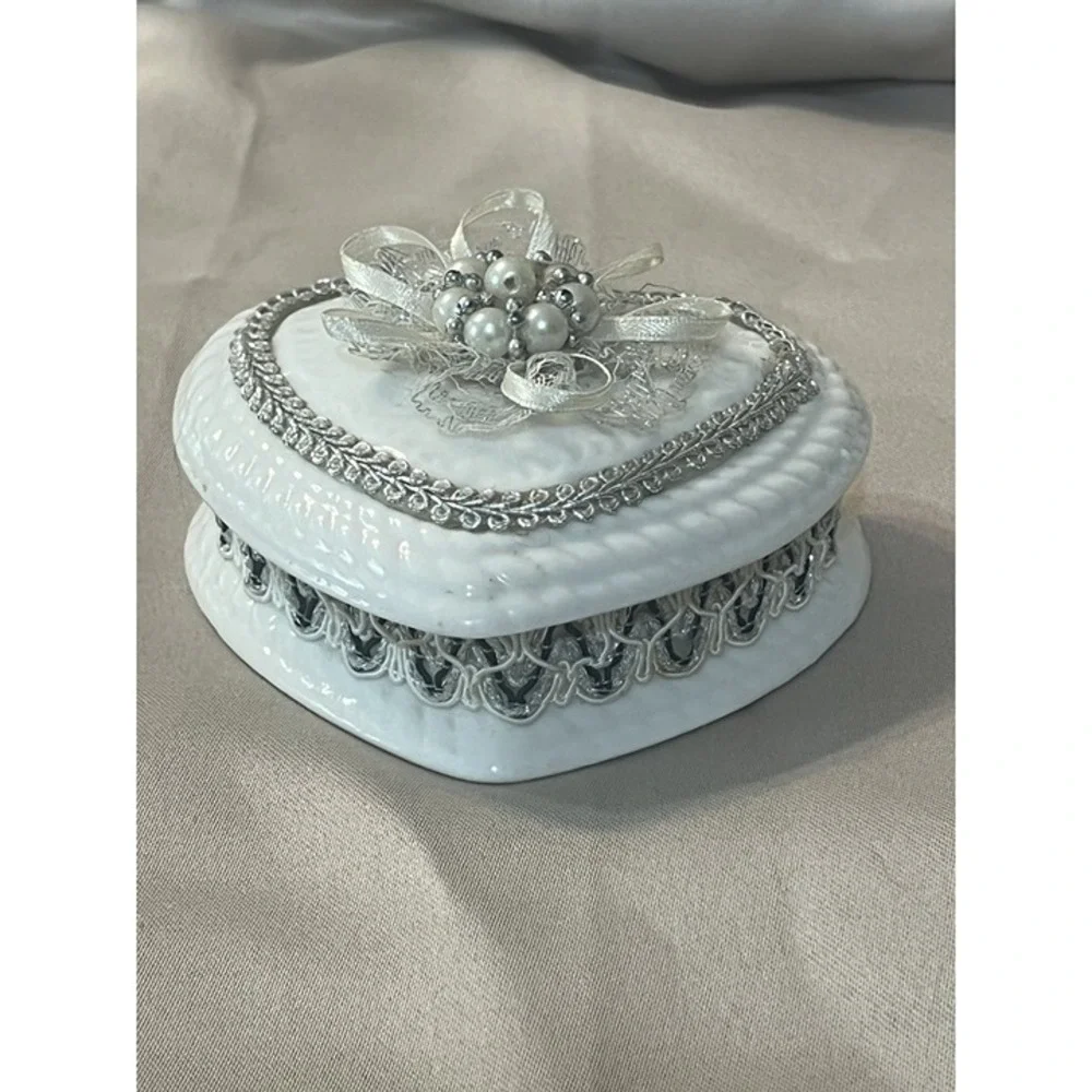 Ceramic Heart Shaped Trinket Box by FLOMO Unlimited (2323)‎